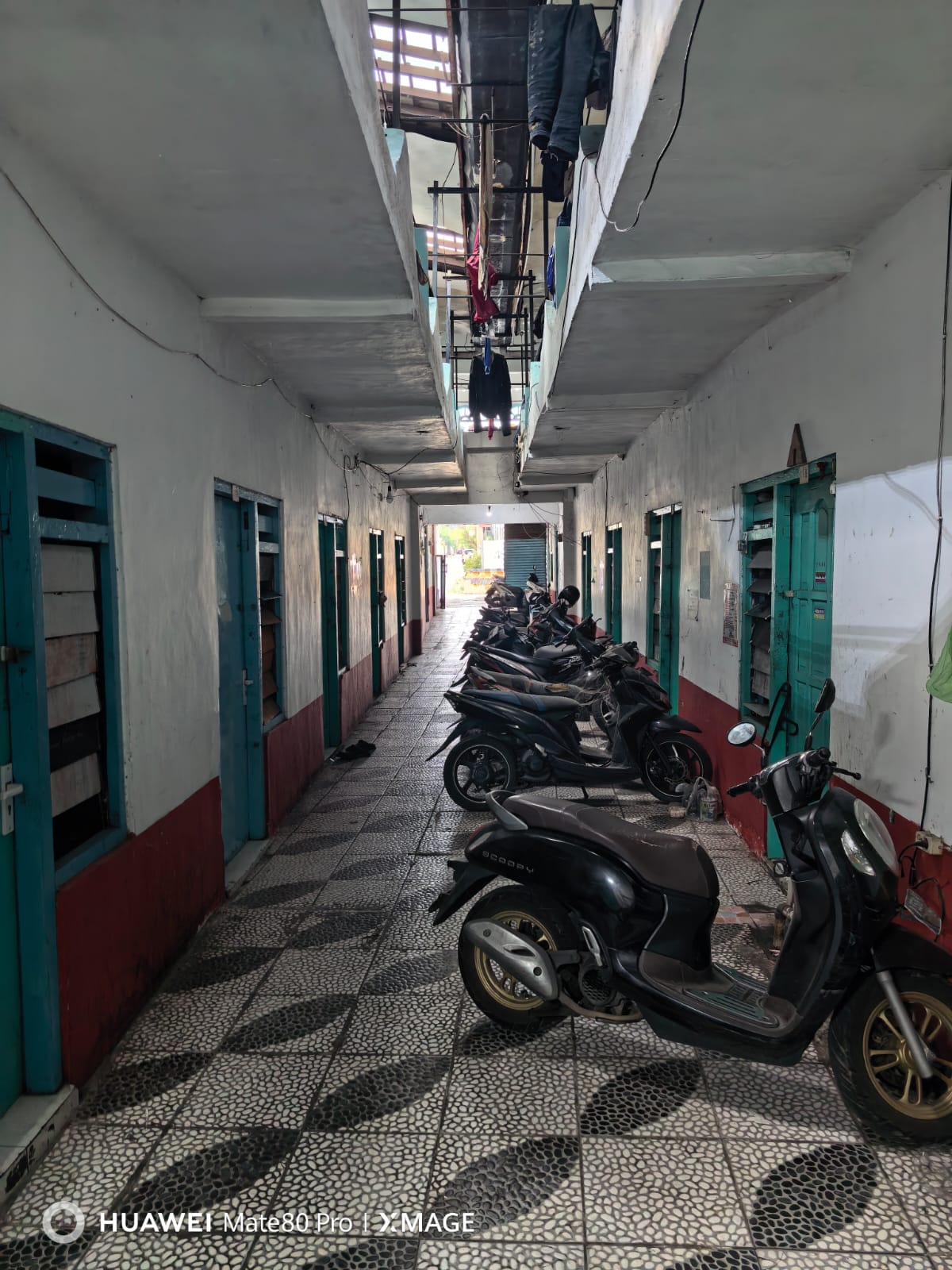Area parkir motor di lorong dalam Kost Wisma Mataram Ngringin Condongcatur